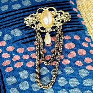 Vintage, Victorian style brooch